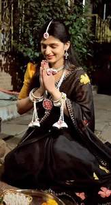 Sari de seda suave Rangoli para mujer con bordados y detalles de espejo en toda la prenda, hermoso y elegante, con blusa, hecho en India, en stock. - Product Image 4