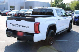 Faible kilométrage 2024 Hybride TRD Pro HV CrewMax Cabine 4x4 Volant à gauche Sièges en cuir Démarrage à distance Jantes en alliage Caméra 360° arrière - Product Image 6