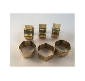 Ensemble de 4 anneaux de serviette en laiton martelé, design métallique texturé artisanal pour une décoration de table rustique et élégante - Product Image 3