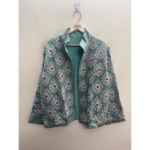 Chaqueta de algodón acolchada reversible Marusthal Bloom con bordado Suzani en verde marino con margaritas color marfil - Product Image 5