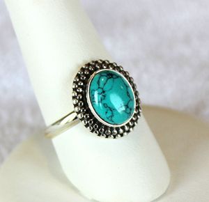 แหวนพลอยเทอร์ควอยซ์ธรรมชาติทรงเบเซลชุบโรเดียมจาก Rudra Gems ได้รับการรับรองจากผู้ตรวจสอบอิสระ เหมาะสำหรับเป็นของขวัญสำหรับผู้หญิง หรือใช้ในงานปาร์ตี้ - Product Image 3