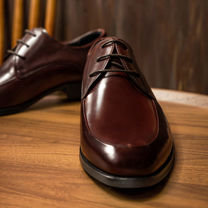 Zapatos de cuero con punta en pico para hombre, zapatos de vestir negros de estilo europeo para negocios, calzado de cuero genuino inspirado en desfiles de moda. - Product Image 3