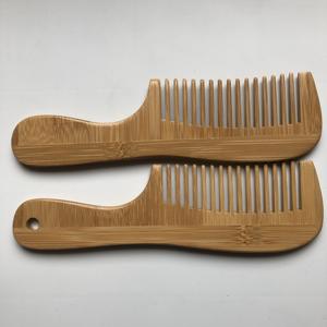Peigne en bambou à dents larges bon marché avec poignée trouée - Product Image 4