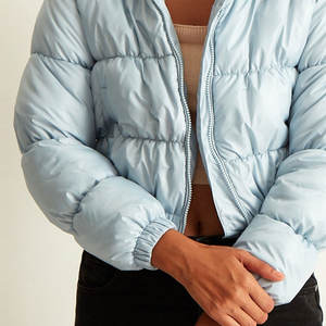 Veste d'hiver coupe-vent pour femme personnalisable, veste matelassée courte chaude, respirante, en satin, techniques d'impression, production en gros - Product Image 6