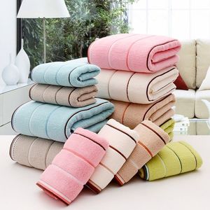 Toallas de Baño de Algodón de Alta Calidad Hechas en Turquía, Suaves y Absorbentes, Excedentes de Exportación para Uso en Hoteles y Hogares - Product Image 1