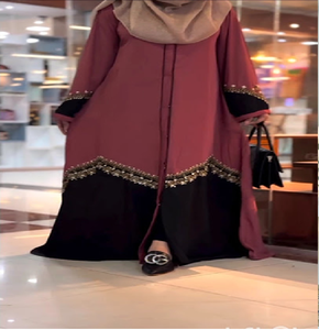 Abaya noire classique avec des manches transparentes à motifs d'arbres artistiques et un hijab. Disponible à prix de gros. - Product Image 5