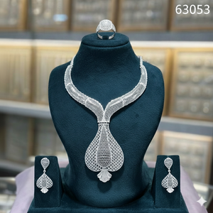 Ensemble de collier statement floral en finition argentée de luxe avec boucles d'oreilles pendantes assorties, bijoux élégants pour mariage et soirée, modèle 63051 - Product Image 2