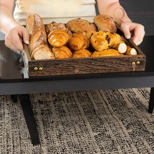 Plateau de service en bois classique avec finition naturelle, idéal pour servir des en-cas - Product Image 3