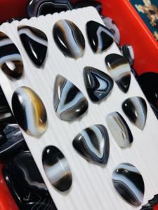 Ágata Negra con Rayas 100% Natural, Piedra Preciosa Suelta de Alta Calidad para Joyería, Formas Variadas, Venta Directa al Por Mayor - Product Image 4