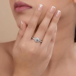 แหวนหมั้นเพชรทรงกลมแบบ Halo น้ำหนัก 1.81 กะรัต ผลิตในห้องปฏิบัติการ ระดับความสะอาด F VVS1 VVS2 ได้รับการรับรอง พร้อมเพชรกลาง 1.03 กะรัต และเพชรด้านข้างแบบ Halo ดีไซน์ไม่ซ้ำใคร - Product Image 6