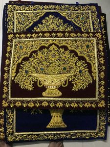 Tapis Zari tissé à la main à la demande avec détails en pierre semi-précieuse pour des intérieurs de maison élégants et opulents - Product Image 2
