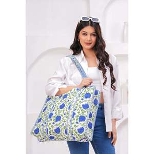 Bolso Tote Azul con Diseño Floral, Bolso de Mano Elegante con Bordado Moderno, Forro de Algodón de Alta Calidad, Cierre Abierto para el Verano - Product Image 1