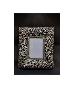 Elegante marco de fotos de metal para un estilo clásico del hogar con una construcción sólida y un acabado de superficie pulido y elegante. - Product Image 1