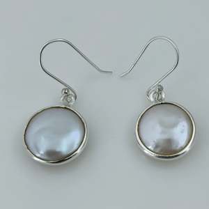 Elegantes Pendientes Colgantes de Perlas de Agua Dulce con Forma de Moneda, Piedra de Nacimiento de Junio, Hechos a Mano con Plata de Ley y Bola de Joyería - Product Image 3