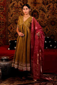 Belle robe Anarkali ethnique vert olive pour femmes indiennes Designer Rakhshabandan avec contraste Dupatta pour les occasions de fête - Product Image 2