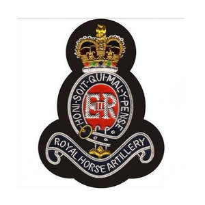 Badge tactique de luxe OEM, taille mini personnalisée, style King, en feutre tissé doré, à coudre à la main, avec attache magnétique pour uniforme - Product Image 3