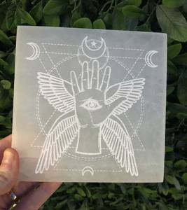 Vente en gros de plaque de charge sculptée en cristal de sélénite Feng Shui Hamsa main ailes dalle de pierres précieuses pour la décoration de la maison dispositif de charge - Product Image 1