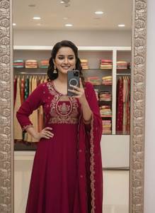 Conjunto de Kurti y Pantalón de Seda Pura Estilo Anarkali con Bordado Elaborado y Diseño Elegante del Sur de Asia, con Dupatta - Product Image 5