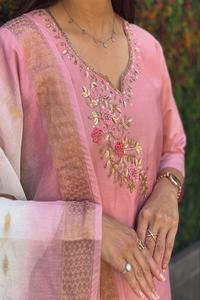 Grand ensemble élégant et droit de pantalon Kurti Dupatta Collection ethnique indienne opulente pour la vente en gros B2B et les cadeaux d'entreprise - Product Image 4