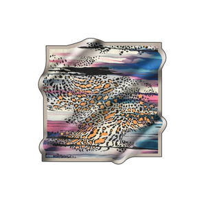 Pañuelo Cuadrado con Estampado de Leopardo Beige - Accesorio de Moda de Poliéster para Invierno y Verano - Product Image 1