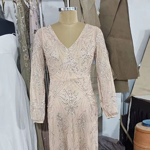 Robe de soirée longue élégante en tulle à manches longues, silhouette en A, avec des perles et des paillettes florales - Product Image 1