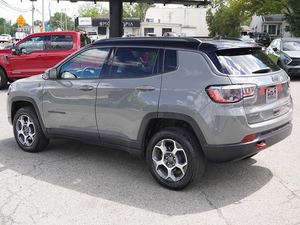 Étincelant utilisé 2023 Jeep Compass Trailhawk 4WD avec roues en alliage sièges en tissu système de navigation siège chauffant démarrage à distance toit ouvrant - Product Image 2