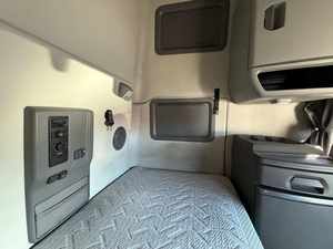 Meilleures ventes : Camion semi-remorque couchette VNL64T760 d'occasion 2021, prêt à être expédié dans le monde entier - Product Image 4