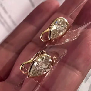 Pendientes de Diamantes en Forma de Pera Cultivados en Laboratorio con Certificación IGI, 3.00 Quilates en Total, Color D-E-F, Claridad VVS-VS, Estilo Inglés - Product Image 1
