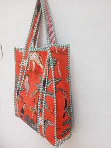 กระเป๋าถือผ้าฝ้ายลายดอกไม้แบบเย็บติดกันสำหรับผู้หญิง ยี่ห้อ SHREE SHYAM ล้างทำความสะอาดได้ มีหูหิ้วสองข้าง เป็นมิตรกับสิ่งแวดล้อม เหมาะสำหรับโยคะและช้อปปิ้ง - Product Image 5