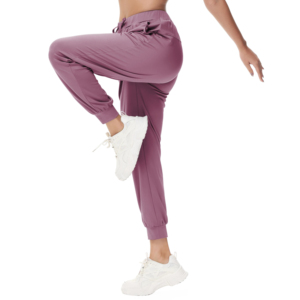 Pantalones de chándal de mujer de tela suave al por mayor que combinan un ajuste relajado con puños acanalados que mantienen las piernas del pantalón seguras - Product Image 3