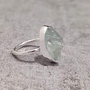 แหวนเงินแท้ 925 ประดับพลอยอะความารีนธรรมชาติ สำหรับผู้หญิง ดีไซน์แบบตอกลาย  ของขวัญวันเกิด/คริสต์มาส ทำด้วยมือ - Product Image 2