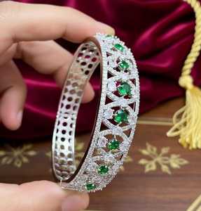 Bracelet élégant en acier inoxydable plaqué or 18 carats pour homme, bijoux résistant à la rouille et à l'eau pour femme, bracelets tendance - Product Image 3