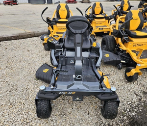 Cortadora de césped Cub Cadet ZTS1 42 Zero-Turn para propiedades residenciales con colinas, obstáculos y espacios reducidos. - Product Image 1