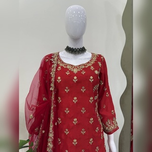 Ensemble Sharara Salwar Kameez Chinon Premium avec haut et sharara ornés de broderies lourdes et dupatta en tulle pour les sorties décontractées - Product Image 5