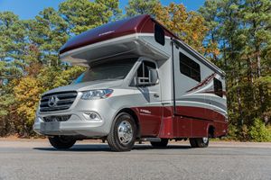 Vehículos Usados Seminuevos 2023 Sprinter 3500XD Isata Serie 3, Vehículo Utilitario Pesado de 7 Plazas, Turbodiésel V6, Listo para Envío Rápido - Product Image 4