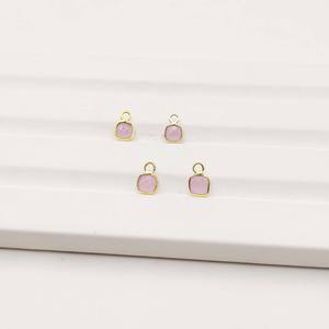 Breloque coussin calcédoine rose, petit pendentif en pierre précieuse à facettes en lunette plaquée or pour breloques de boucles d'oreilles faites à la main et fabrication de bijoux - Product Image 1