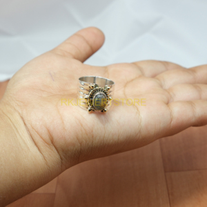 Bague large en argent sterling 925 et laiton martelé, avec un design de bordure en corde, en labradorite naturelle, faite à la main - Product Image 3