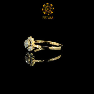 Bague en or jaune 14 carats pour femme avec diamant naturel 0,18 ct taille brillant, motif floral, halo luxueux et éblouissant, avec diamants IGI - Product Image 2