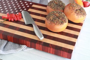 Planche à découper en bois avec drapeau américain, planche à découper patriotique pour la cuisine, parfaite pour la cuisine à domicile et l'exposition, fabriquée à la main en Inde - Product Image 6