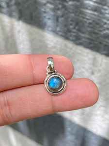 Bleu feu Labradorite Vintage plaqué or 925 argent Sterling fait à la main rond pierre précieuse Designer pendentif pour les femmes - Product Image 3