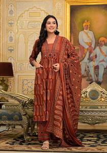 Ensemble Kurta exclusif en coton cambric imprimé et brodé, associé à un pantalon droit et à un dupatta imprimé en coton mulmul - Product Image 4