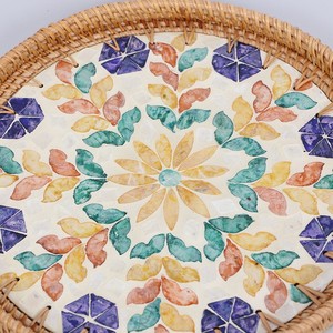 Plateau de service rond en nacre écologique avec rotin, design mandala coloré, commande pour la cuisine, la table à manger - Product Image 5