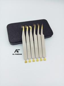 Pince à cils de la collection bicolore avec embouts en forme de cœur à 45, 65 et 90 degrés, couleur beige nude, pointes dorées, pour extensions de cils - Product Image 2