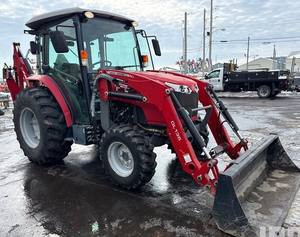 Tracteur Massey Ferguson GC17 avec chargeur frontal et arrière, transmission hydrostatique 4x4 pour l'agriculture, disponible à la vente. - Product Image 1