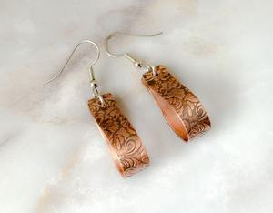 Pendientes de Cobre Martillado Hechos a Mano: Aros Colgantes Ligeros - Product Image 4
