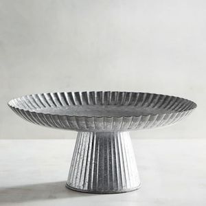 Présentoir à gâteaux classique en métal de qualité supérieure avec structure détaillée de gravures de style vintage pour les réceptions de mariage et les tables à dessert - Product Image 1