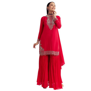 Conjunto Kurta de seda roja Dola con bordado Zardosi y gargantilla Dupatta para recepciones de bodas Sangeet al por mayor y Ropa Étnica a granel - Product Image 2
