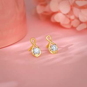 Boucles d'oreilles élégantes Boundless Solitaire Gold Diamond Studs pour toute occasion - Product Image 5