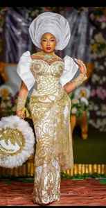 Vestido de Encaje George Bordado en Blanco y Dorado de Lujo con Mangas Largas y Pañuelo para la Cabeza para Ocasiones Especiales, Estilo Africano Hecho a Mano - Product Image 3