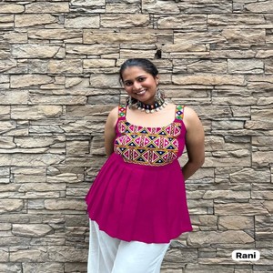 Trendy Gamthi Work Short Kurti pour femme Design sans manches en rayonne douce avec embellissements en miroir véritable - Product Image 4